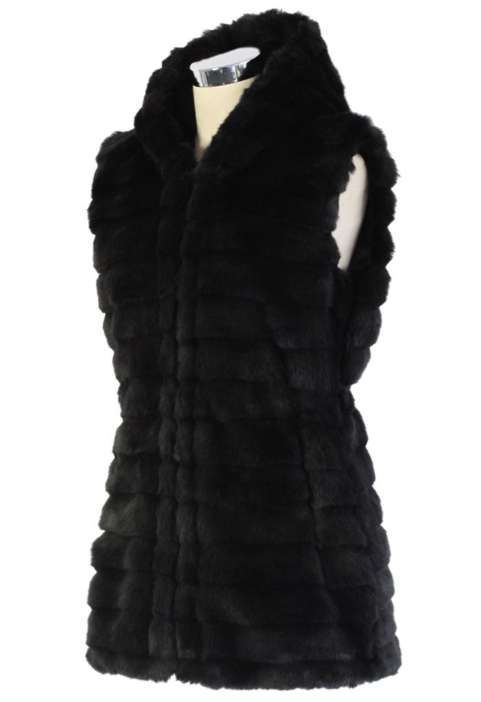 Chaleco acolchado con capucha de piel sintética Chicwish en negro