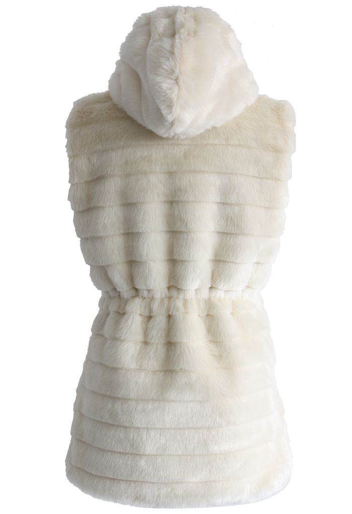 Chaleco acolchado con capucha de piel sintética Chicwish en color crema