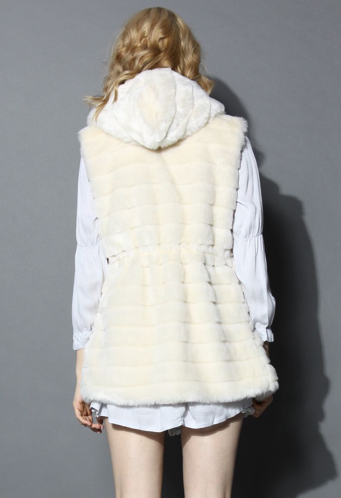 Chaleco acolchado con capucha de piel sintética Chicwish en color crema