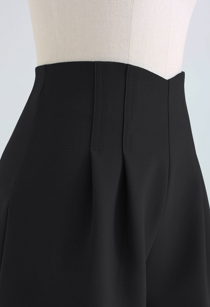 Stitches Waist Pleated Shorts in Black