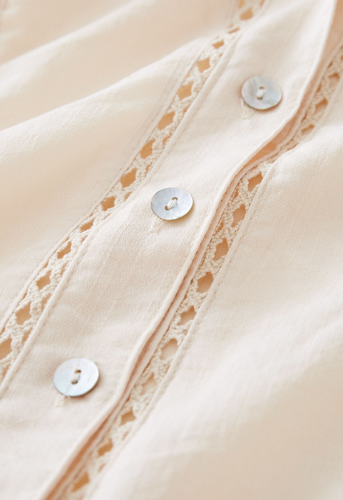 Conjunto de camisa con borlas ahuecadas y minifalda a capas en color crema