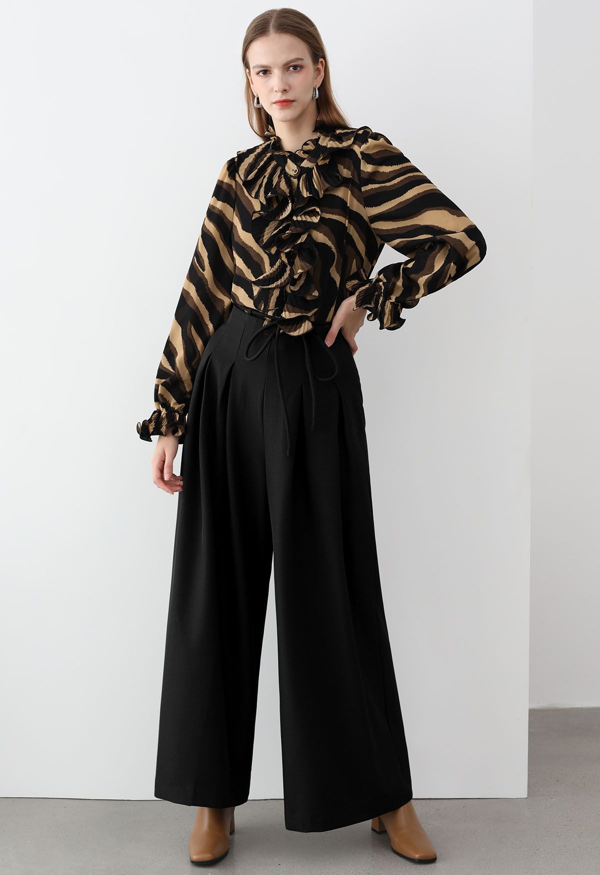 Trendy Tie-Waist Pleated Wide-Leg Pants in Black