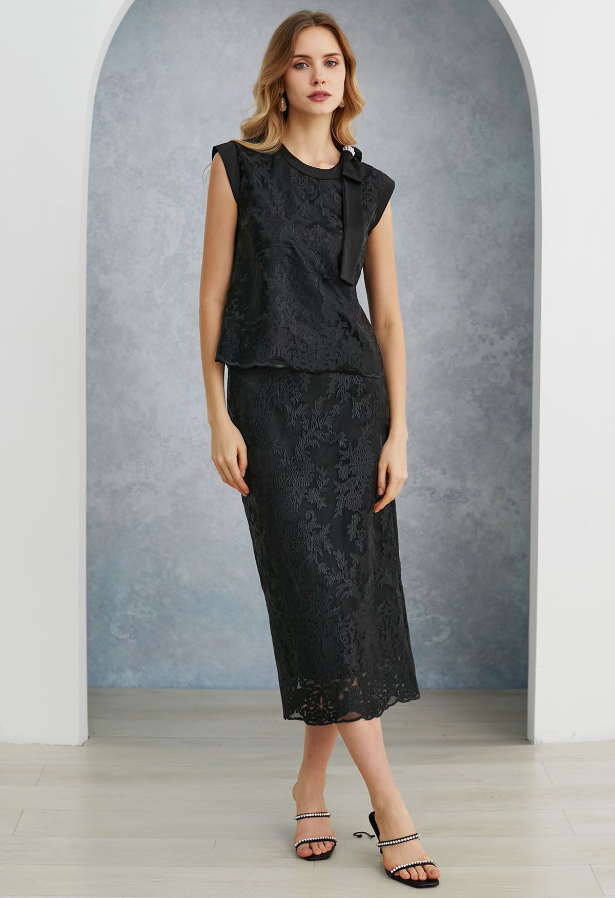 Embroidered Floral Pearly Bowknot Sleeveless Top in Black