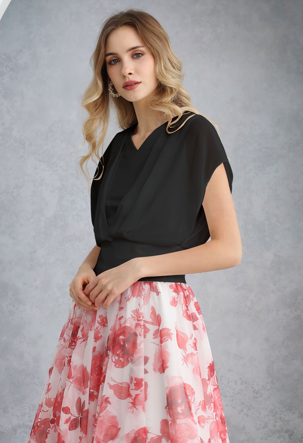 Flowy Chiffon Spliced V-Neck Crop Top in Black