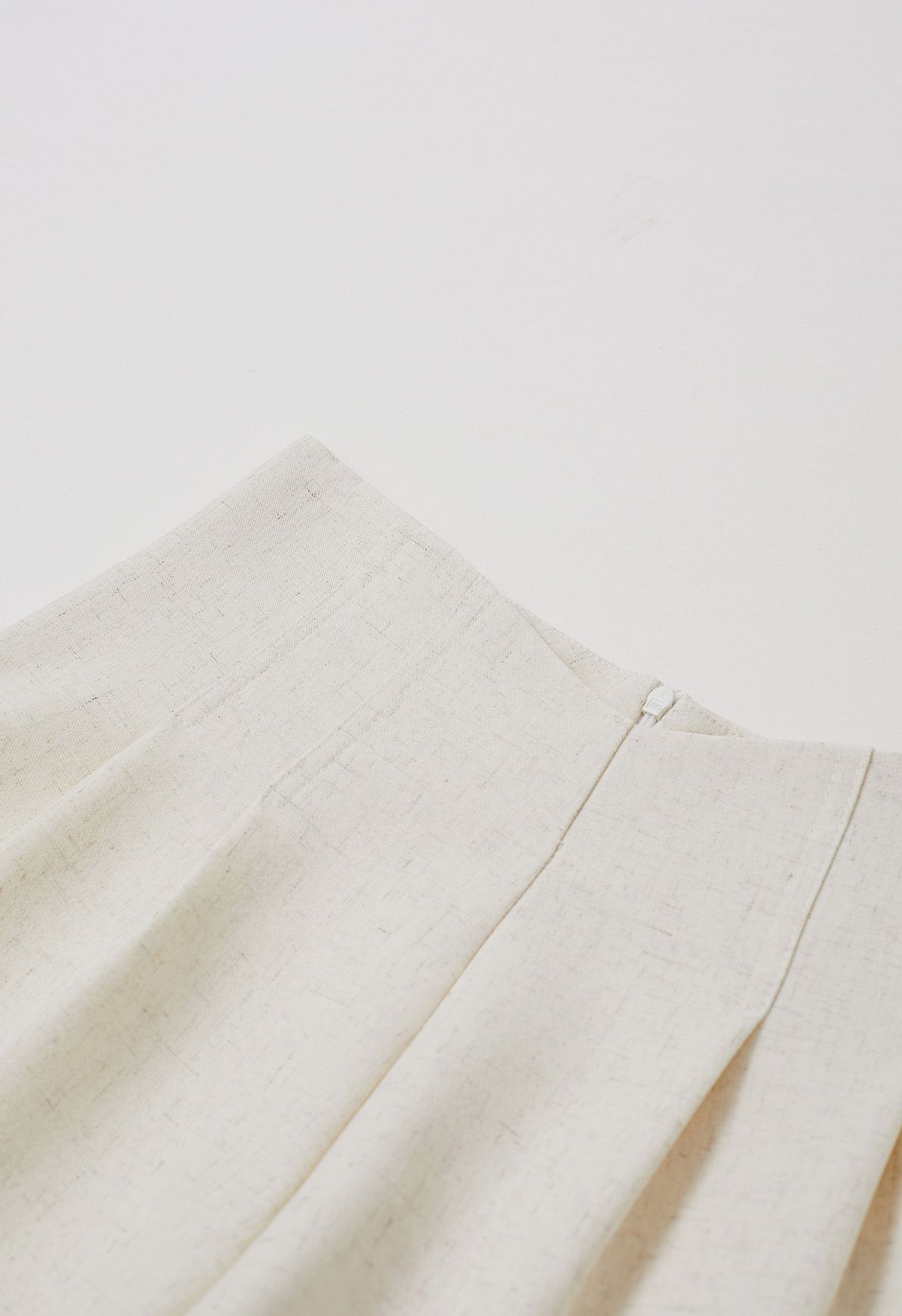 Stitches Waist Pleated Shorts in Ivory