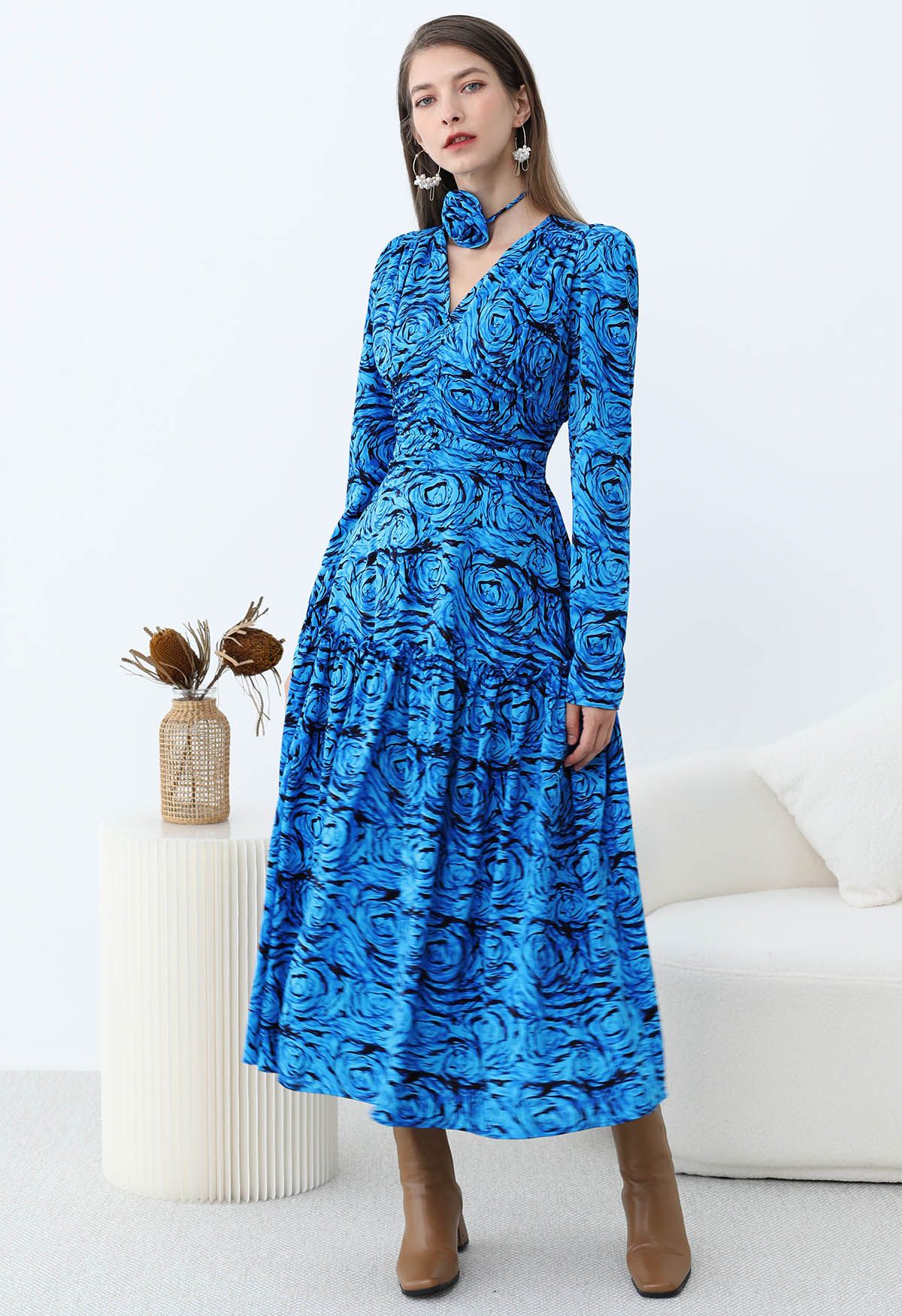 Fantastic Rose V-Neck Ruched Midi Dress with Choker in Blue