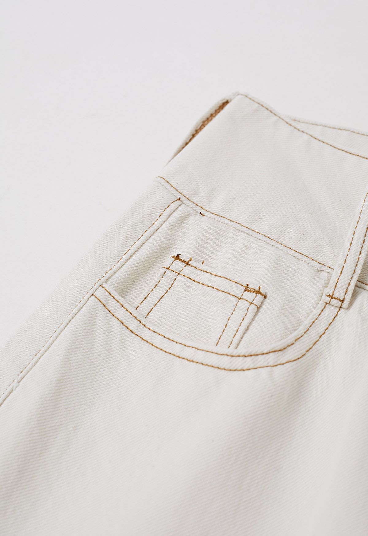 Fashion-Forward Buckle Belt Straight Leg Jeans in White