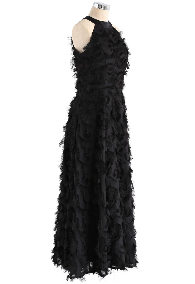 Vestido largo con cuello halter y borlas de plumas de baile en negro
